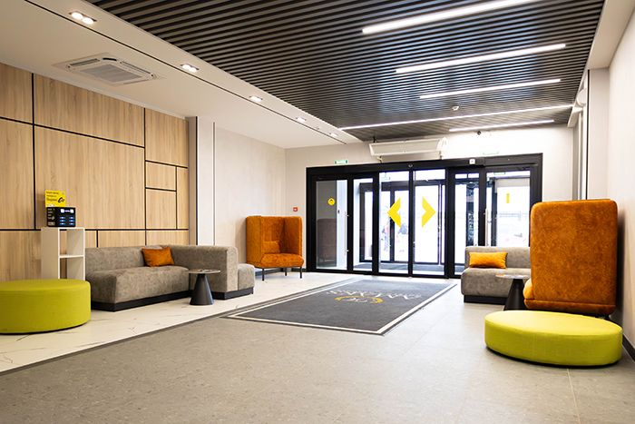 Osveshcheniye_kholla v_AMAKS Premyer-otele_3.jpg