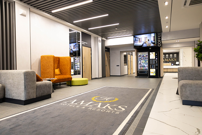 Osveshcheniye_kholla v_AMAKS Premyer-otele.jpg