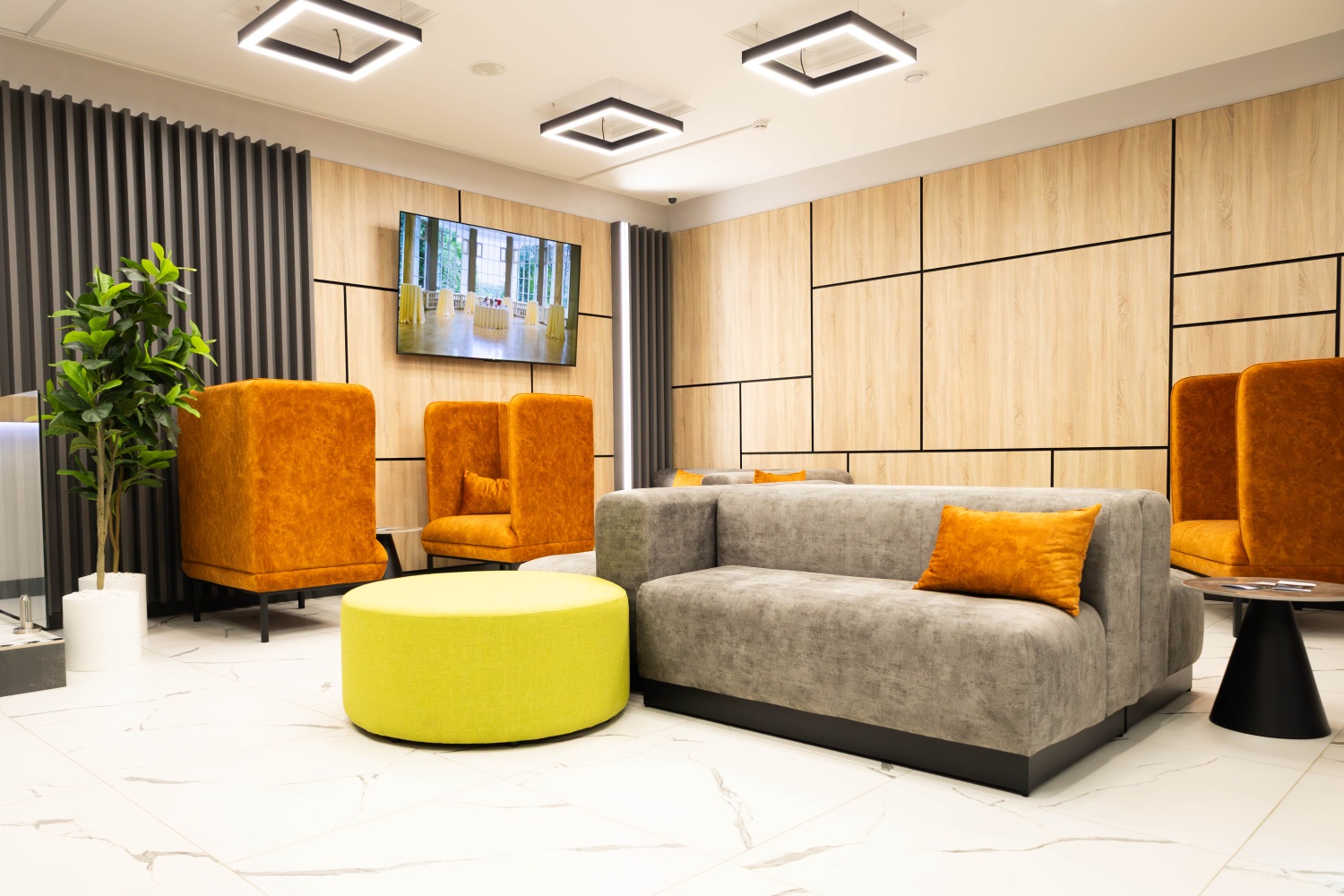 Освещение холла в АМАКС Премьер-отеле